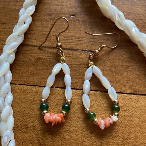 Vintage Twisted Rice Mother Of Pearl, Coral and Jade Set - Picture 4 of 11